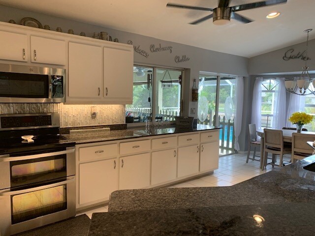 Kitchen Area & Breakfast Nook - 704 SW 11th Pl