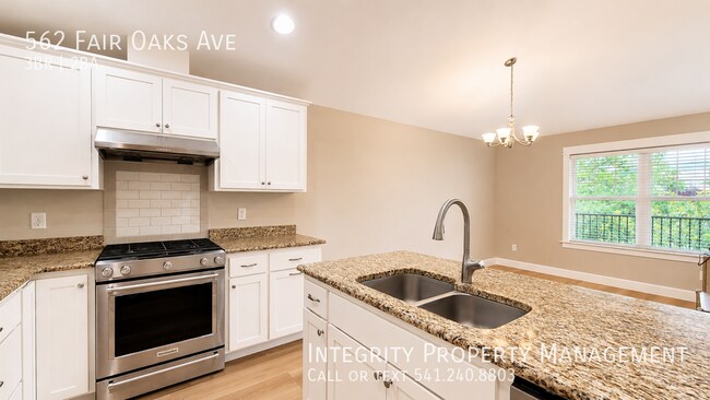 Building Photo - 562 Fair Oaks Ave