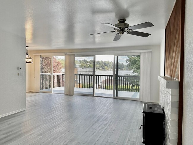 Building Photo - Newly Remodeled Top-Floor Duplex w/ Lake a...