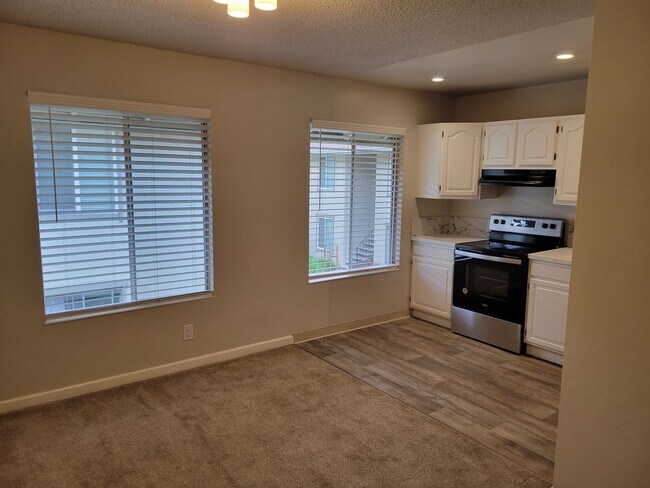 Building Photo - Spacious and Updated 1 Bedroom Convenientl...