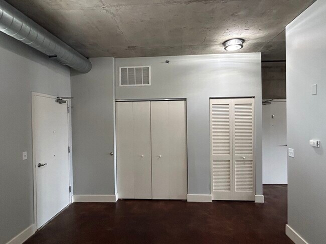Building Photo - 326 River St