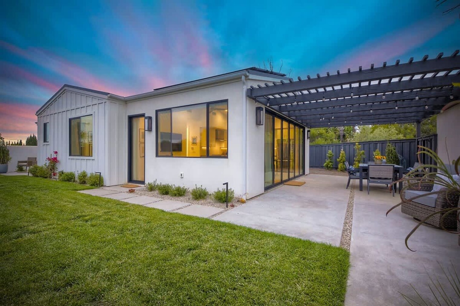 Building Photo - 1333 Lake Dr