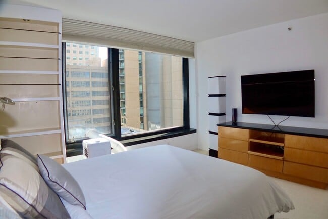 Building Photo - *New* 2 Bed & 2 Bath Condo in Fidi with Parking