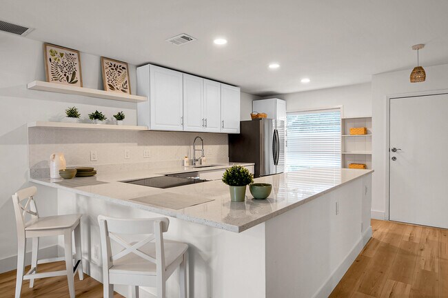 Building Photo - 8799 Bella Vista Dr
