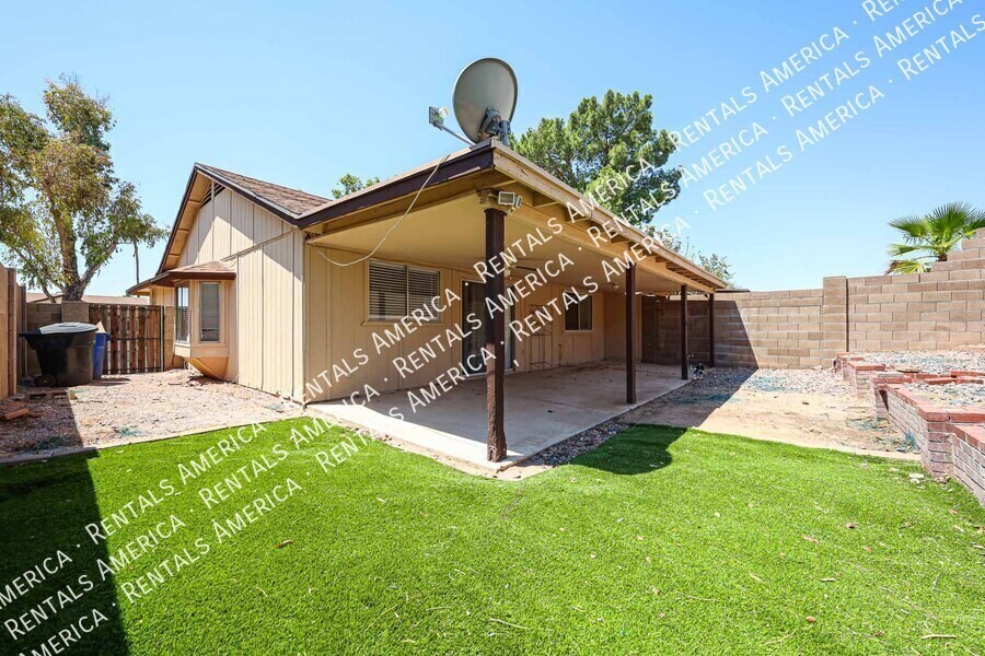 Building Photo - 2834 E Isabella Ave