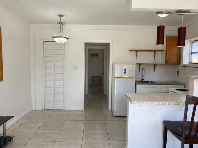 Building Photo - 926 N 16th Ave