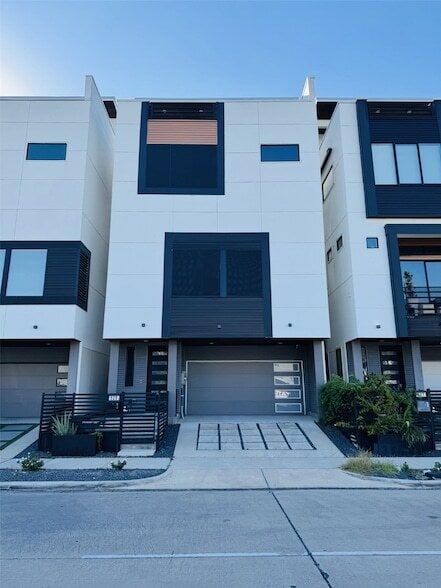 Building Photo - 525 Memorial Heights Dr