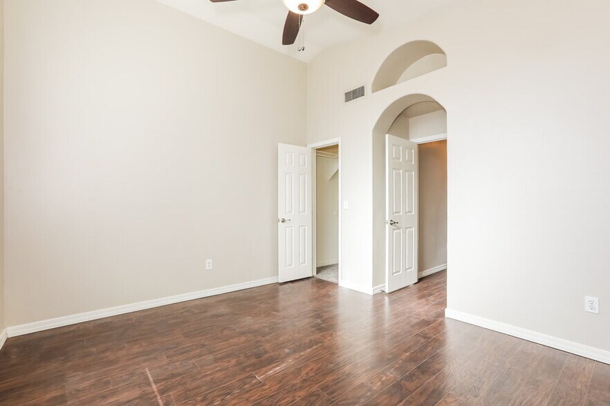 Building Photo - 867 E Morelos St