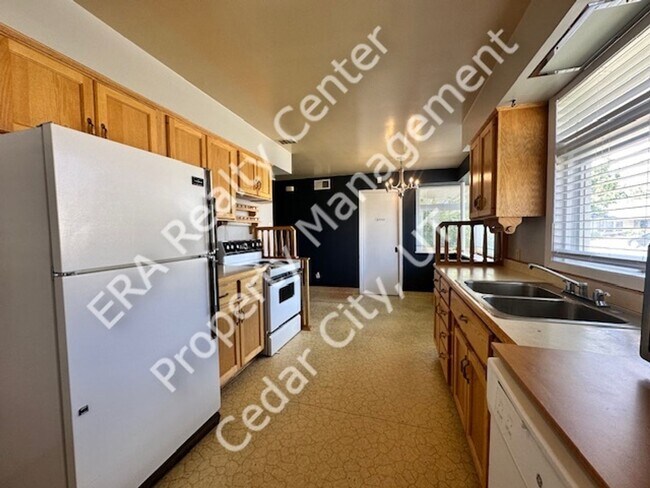 Building Photo - Move in Discount! Charming Ranch Style Single Family Home