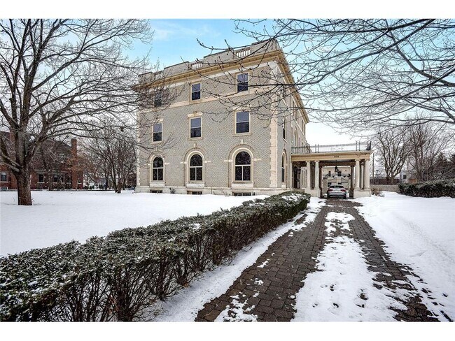 Building Photo - 808 Summit Ave