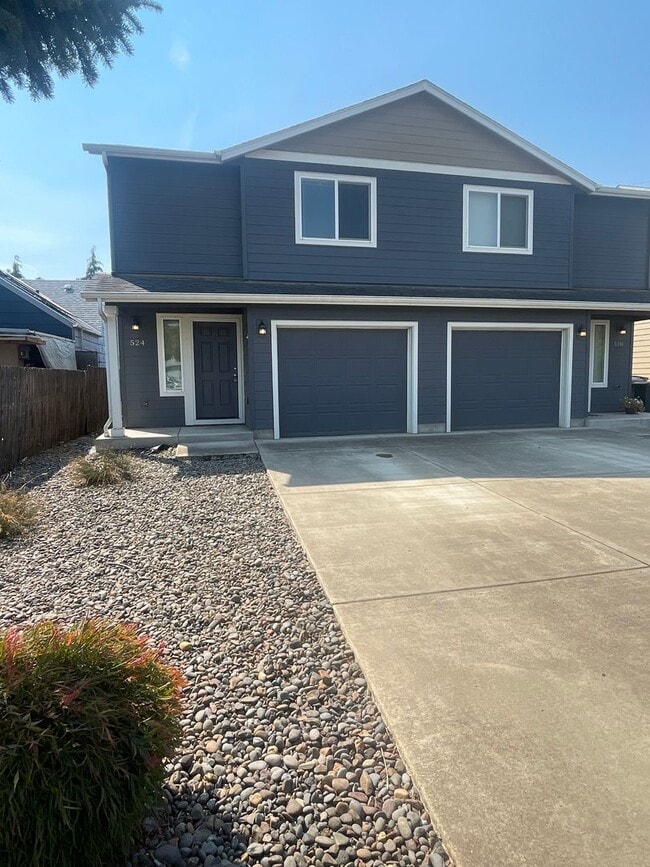 Building Photo - 2 Bedroom in Lebanon with Garage and backy...