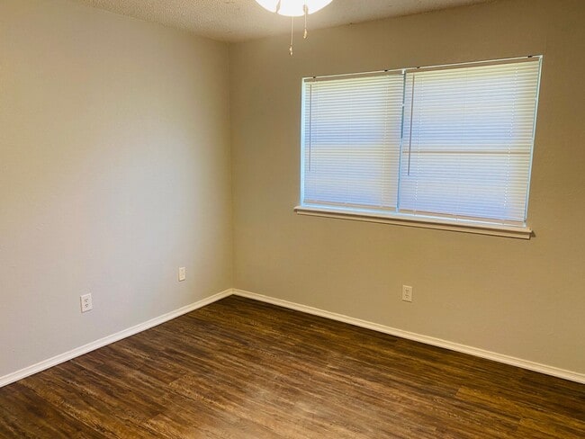 Building Photo - 3 bed 2 bathroom with Fireplace!