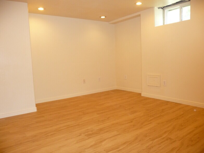 Downstairs bedroom - 332 E Utopia Ave