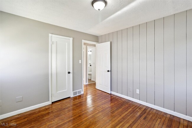 Building Photo - 715 E 258th St