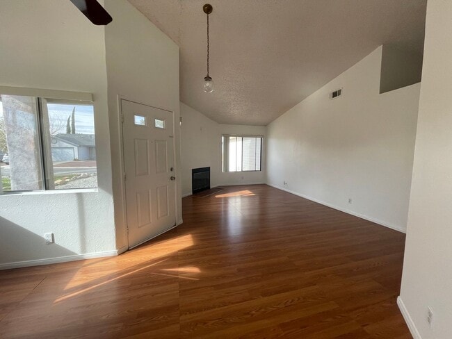 Building Photo - Charming Home in Hesperia- HOA Community- 3 Bedrooms, 2 Bathrooms, Community Park