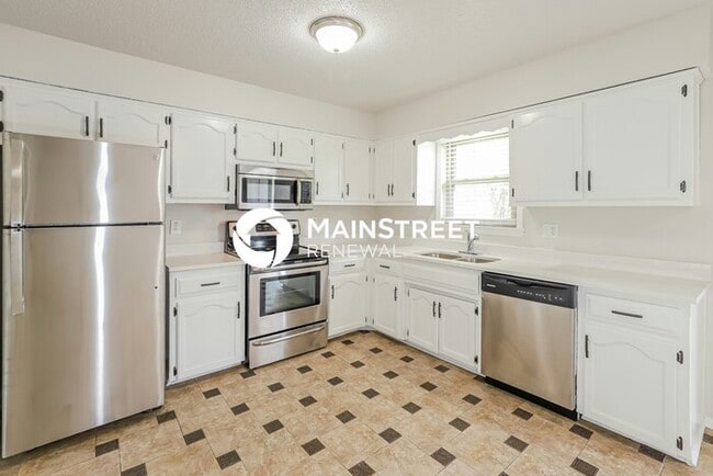 Building Photo - 3 Bedroom Pet-Friendly Home in KANSAS CITY, MO with Main Street Renewal