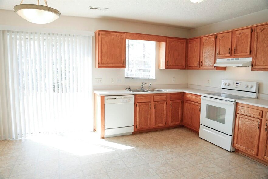 Building Photo - 121 W Ivybridge Dr