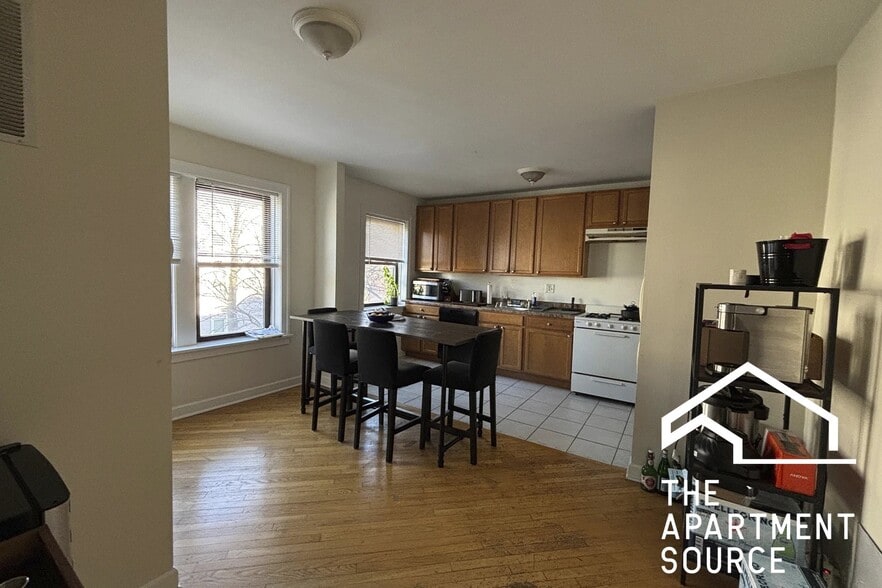 Building Photo - 3325 N Lakewood Ave