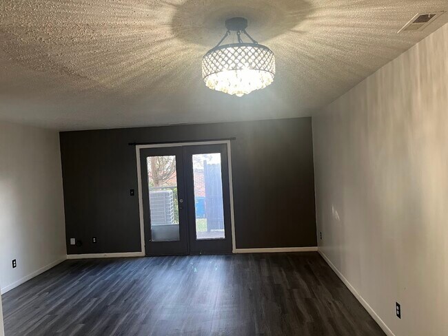 Building Photo - 368-368 Windsor Park Dr