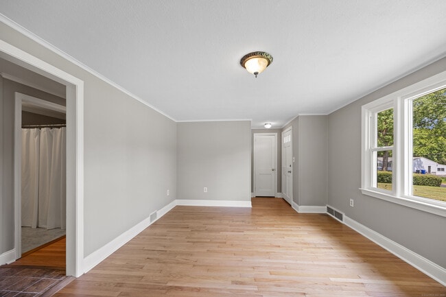 Building Photo - 27 Lathrop Dr