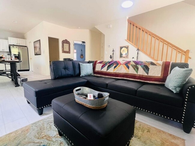 Building Photo - 3 Bedroom & 2 Bath Home with 2 Car Garage....