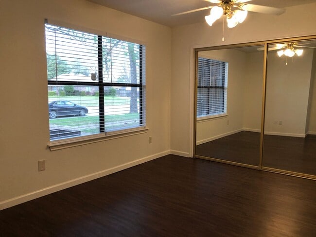 Building Photo - 208 E Denton Dr
