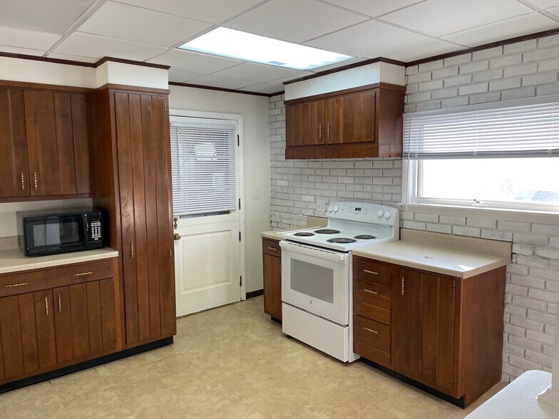 Building Photo - 163 Lewis St