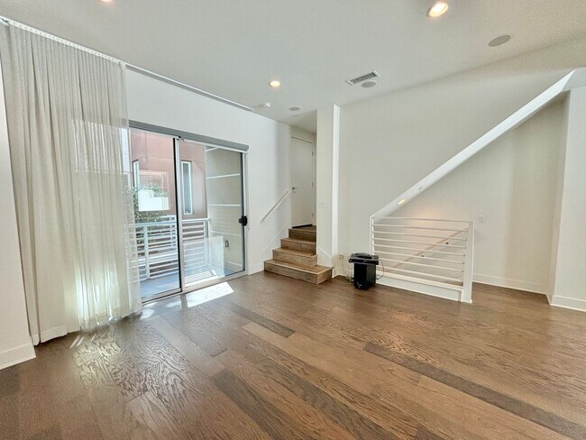 Building Photo - Spacious Light-Flooded 3-Story Silver Lake...