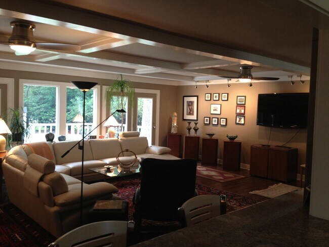 Building Photo - 2537 Stonegate Dr