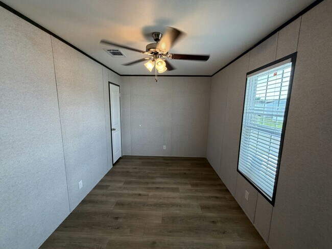 Building Photo - 156 Lakeside Garden Cir