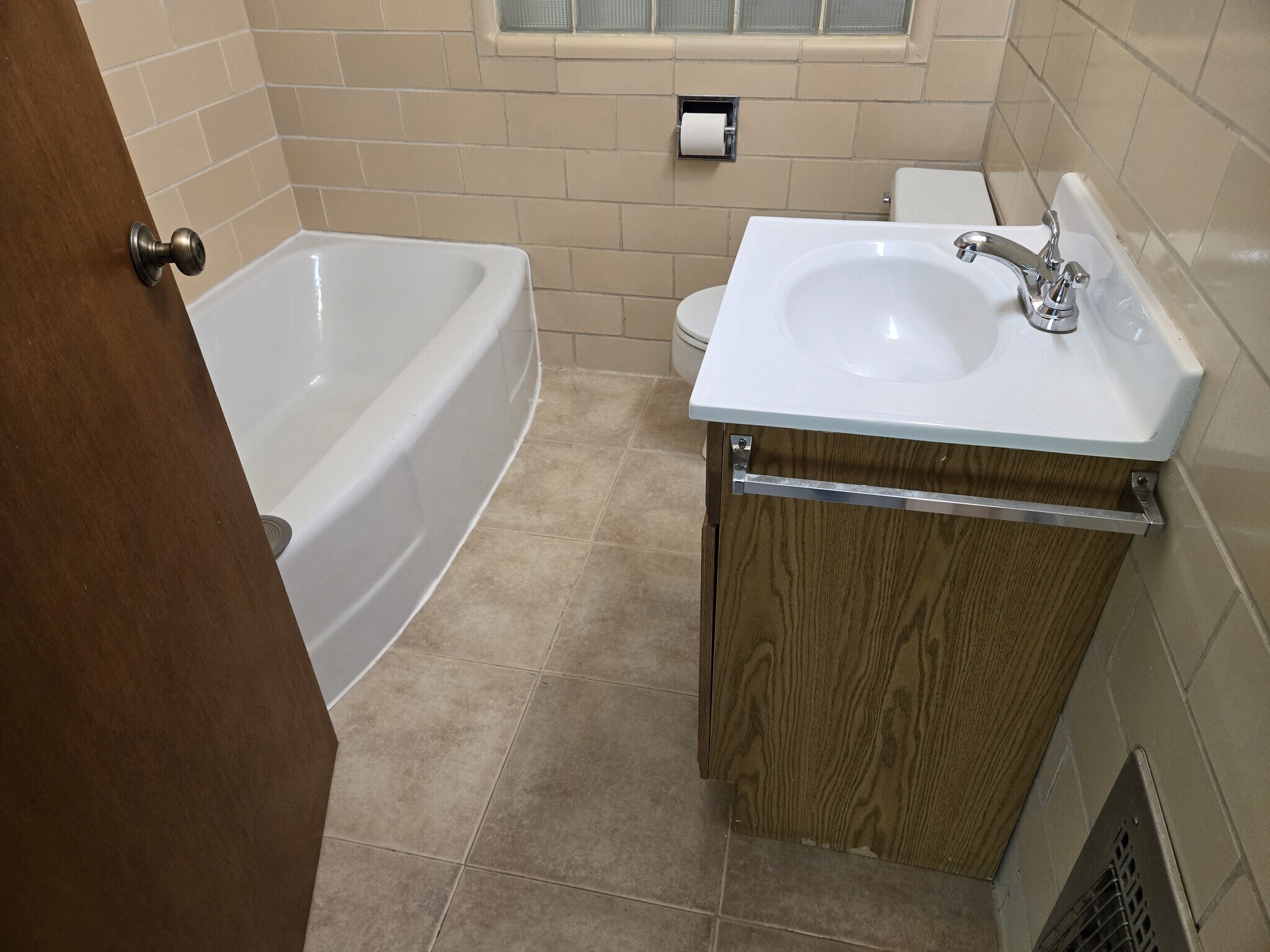 Bathroom off Hall - 4005 N 24th St