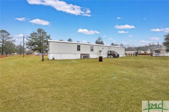 Building Photo - 3 Pine Rd