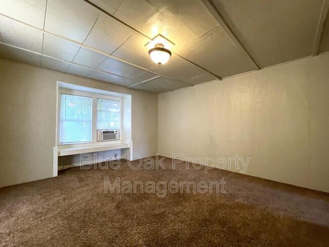 Building Photo - 605 W 6th St