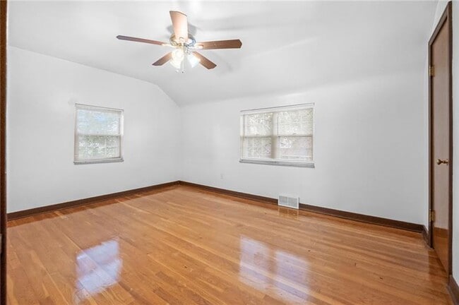 Building Photo - 105 5th Ave