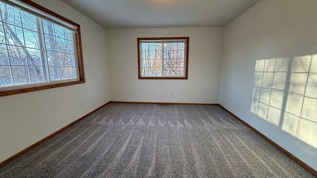 Building Photo - 2755 Ranchview Ln N