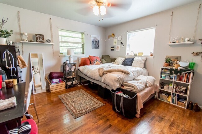 Building Photo - Updated and Spacious 4 Bedroom Home Near UofA! AVAILABLE IN JULY!!