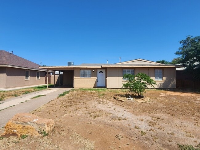 Primary Photo - 3 bed 1 bath home, move in ready!