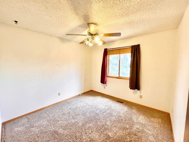 Building Photo - Spacious 4 Bed 3 Bath Home with 2-Car Atta...
