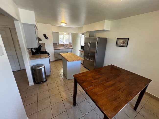 Building Photo - 27142 San Carlos Ave