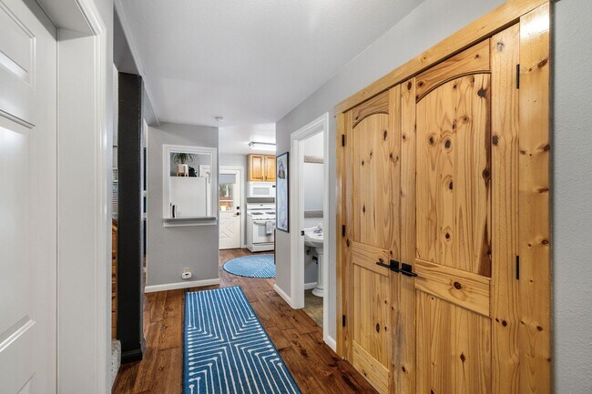 Building Photo - Beautiful Al Tahoe Home in South Lake Taho...
