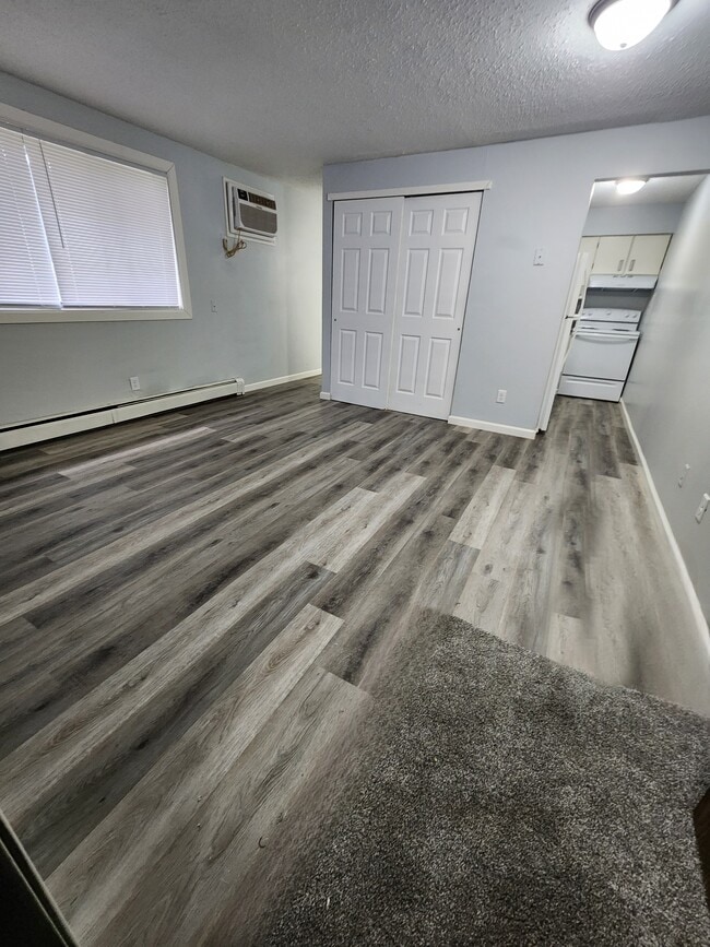 Building Photo - 102 Oak St