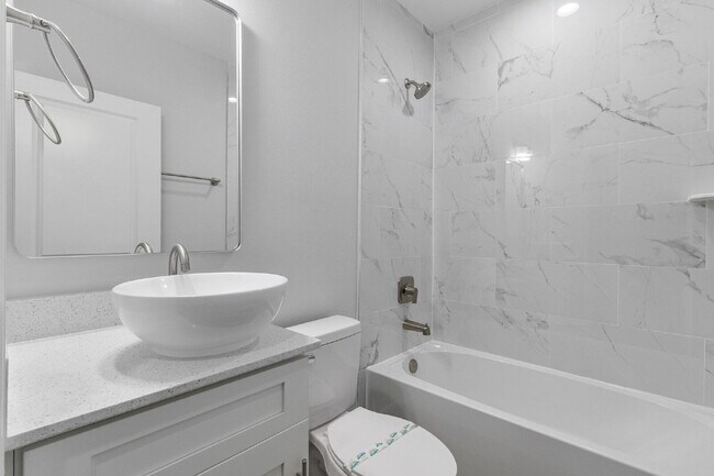 Building Photo - "Charming 3-Bed, 2-Bath Duplex Gem in Port Charlotte - Your Ideal Home Awaits!"