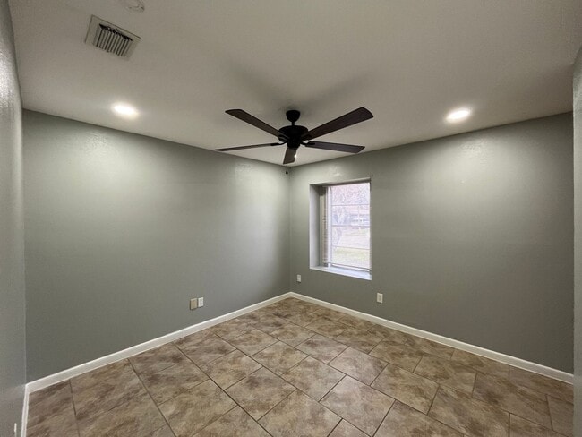 Building Photo - UPDATED HOME WITH BONUS ROOM