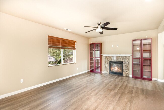 Building Photo - 3 Bed 2.5 bath Home available in desirable...
