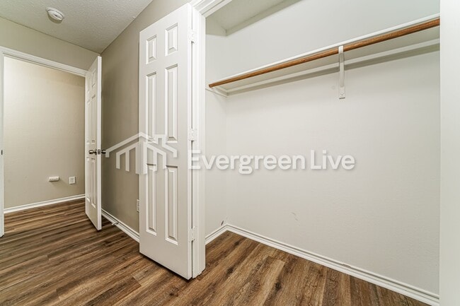 Building Photo - 1012 Willow Tree Dr