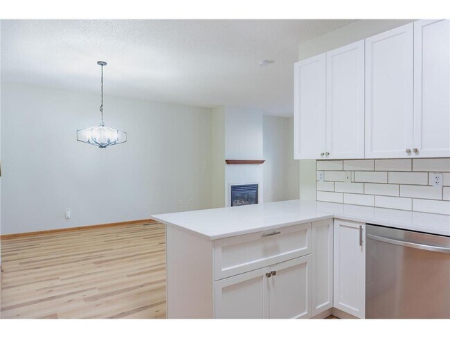 Building Photo - 112X Crystal Pl W
