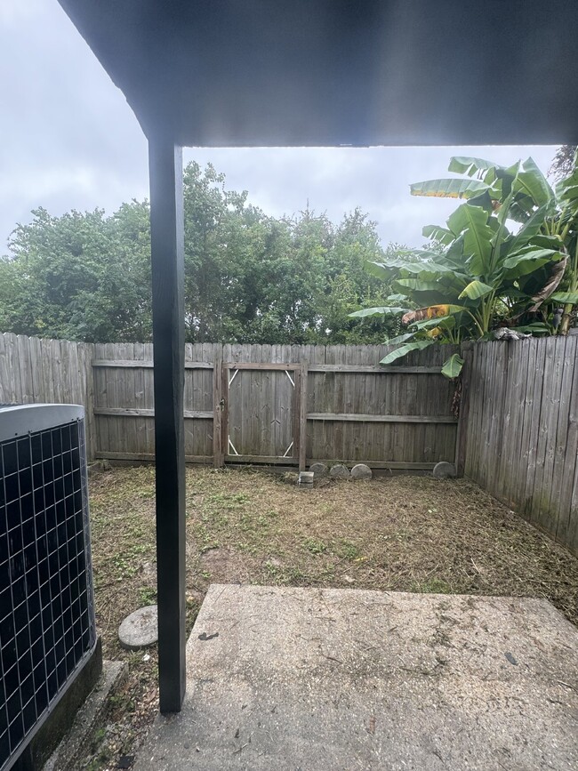 Building Photo - 2 Bedroom 1.5 bath Townhome - just RENOVATED