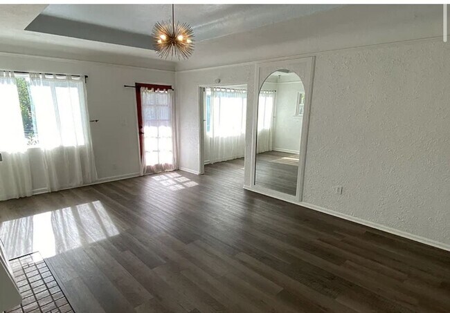Building Photo - Charming 2 Bed, 1 Bath Home with Modern Up...