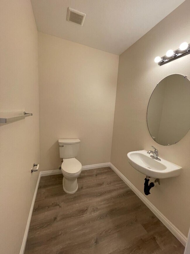 Building Photo - 2208 Pasadena Ct