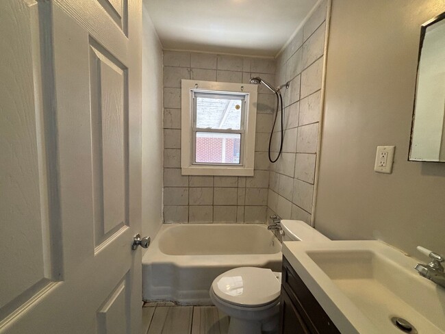 Building Photo - 716 Wilson Rd